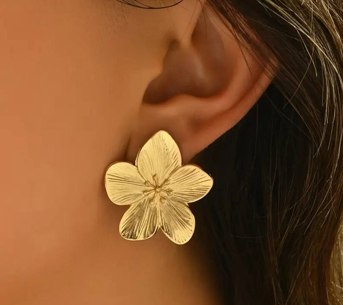 Boucles Élégance Florale – Raffinement Doré & Féminité Naturelle