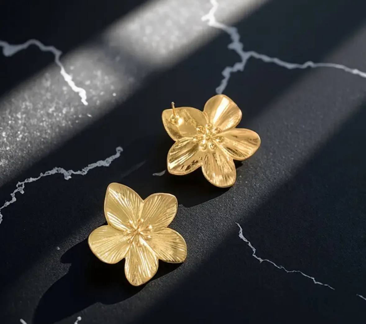 Boucles Élégance Florale – Raffinement Doré & Féminité Naturelle
