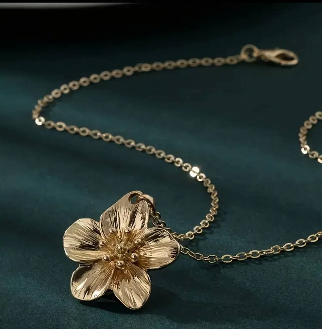 Collier Éclat Floral – Élégance Dorée & Féminité Raffinée
